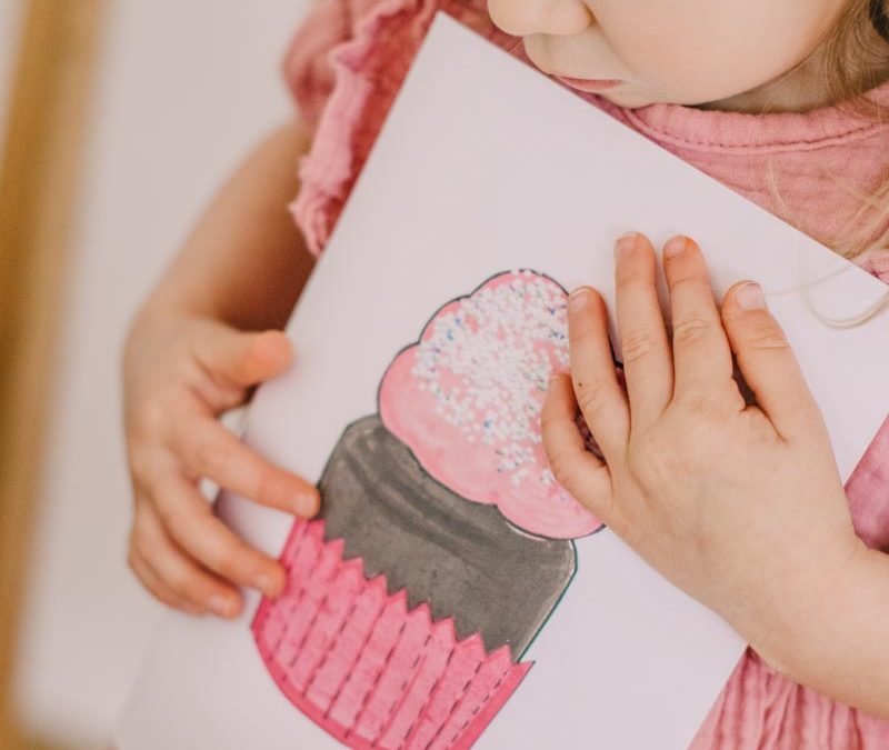 Zabawy kreatywne dla dzieci – muffinki z papieru