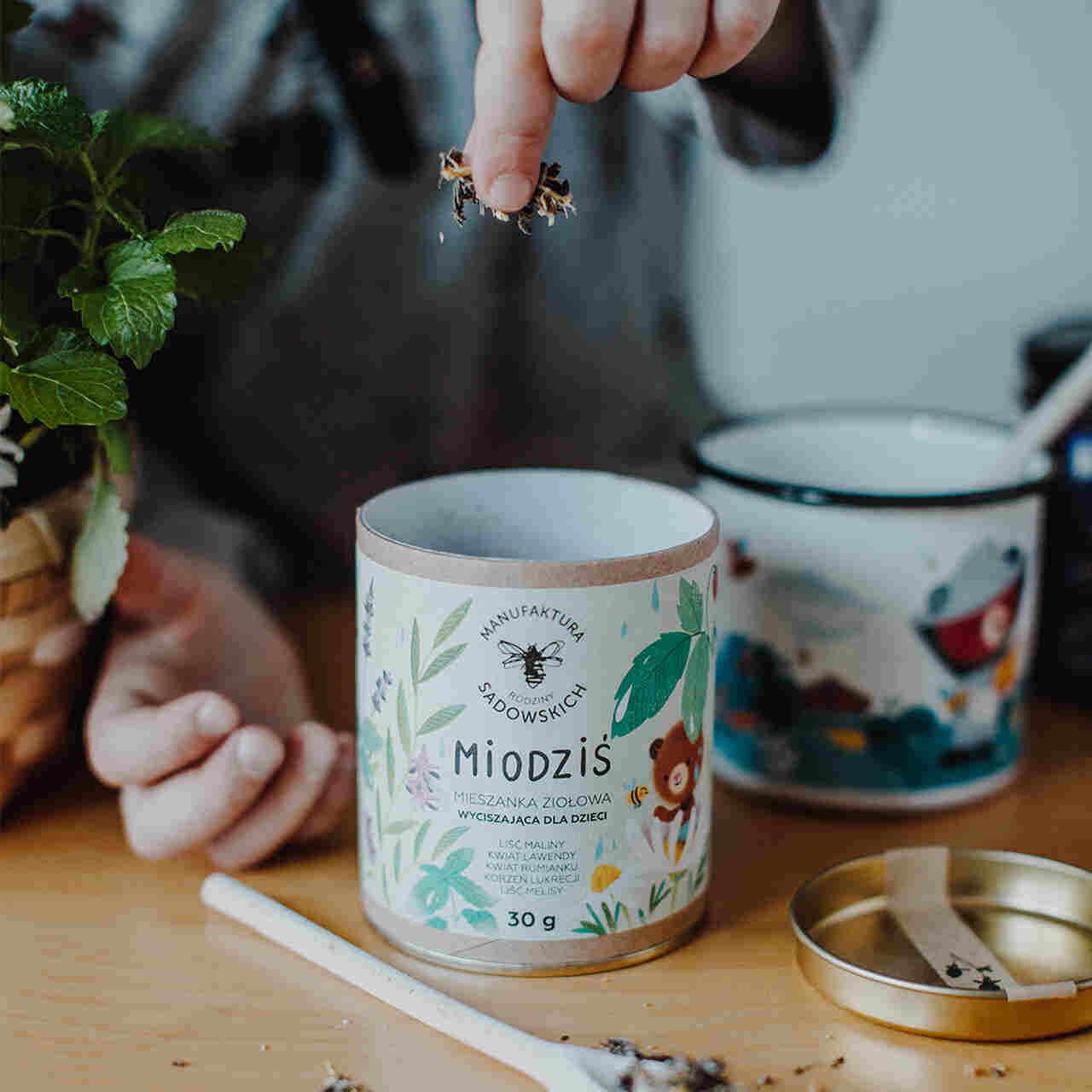 Letnia herbata z miodem Miodziś podawana do ciepłego śniadania