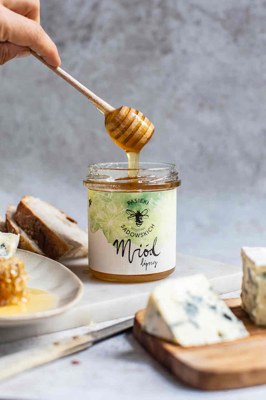 Letnia herbata z miodem Miodziś podawana do ciepłego śniadania