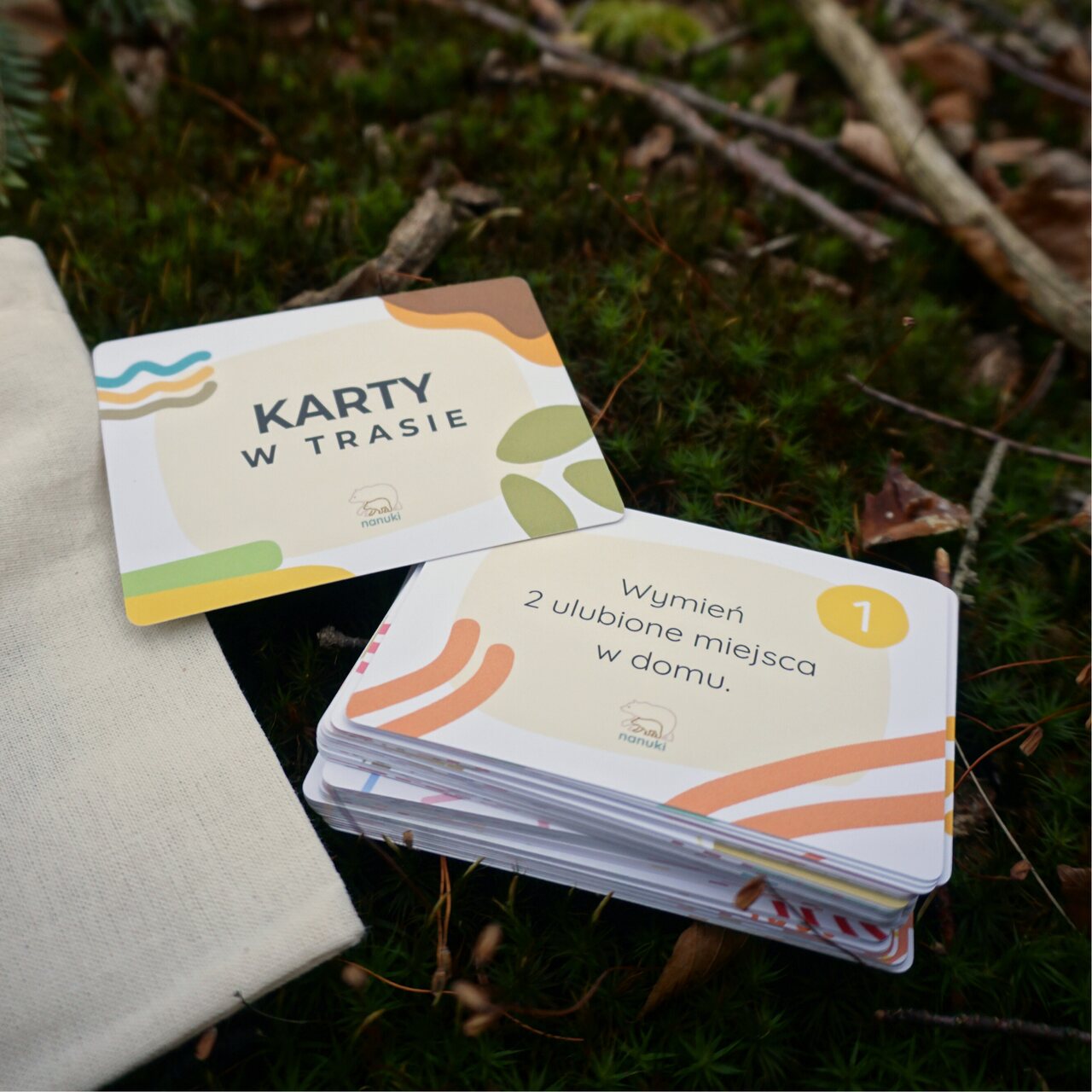 dziecko bawi się kartami aktywności na spacerze