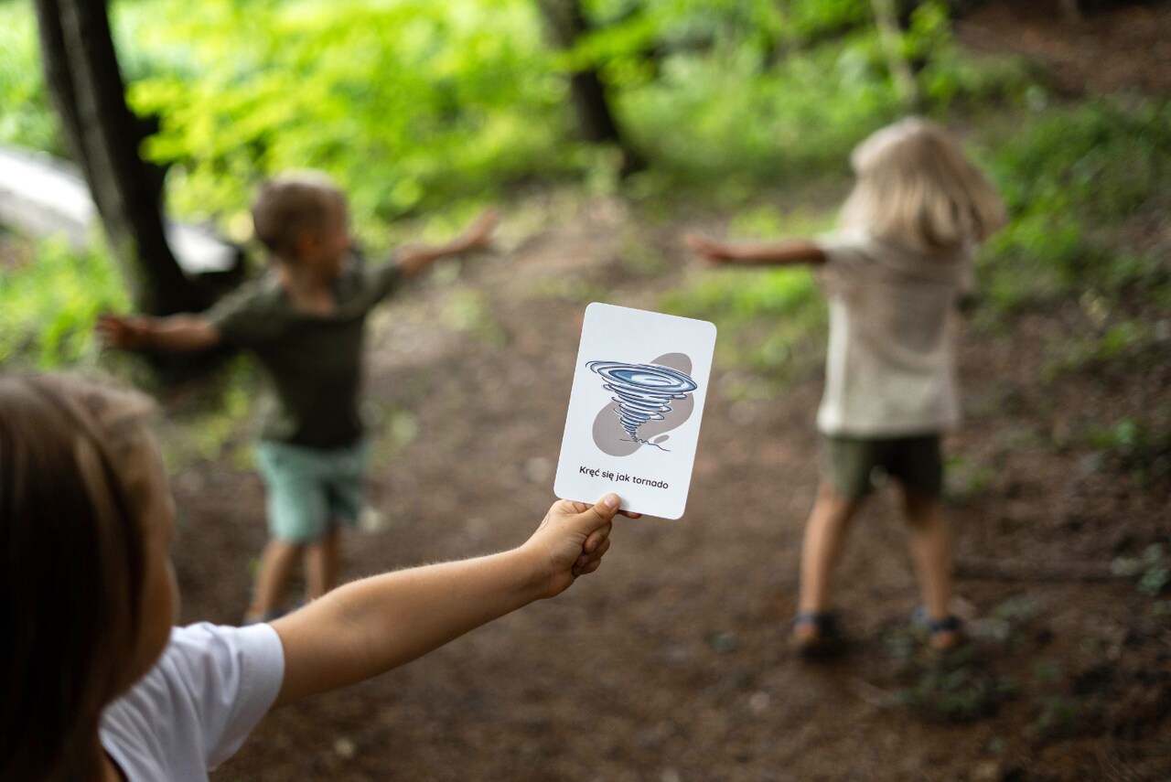 rodzinny spacer z kartami zabaw