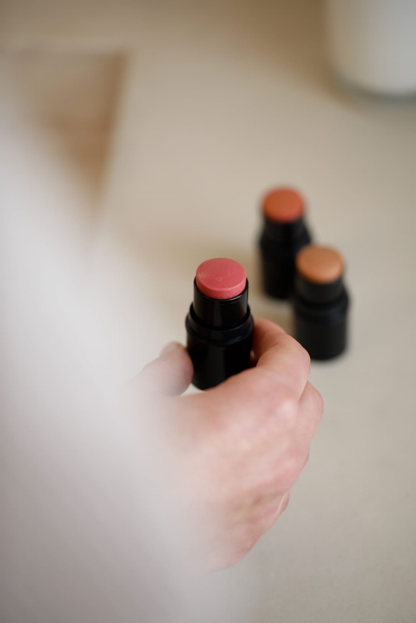 Kremowy sztyft Dr Hauschka Rosewood do ust i policzków dający świeży efekt glow