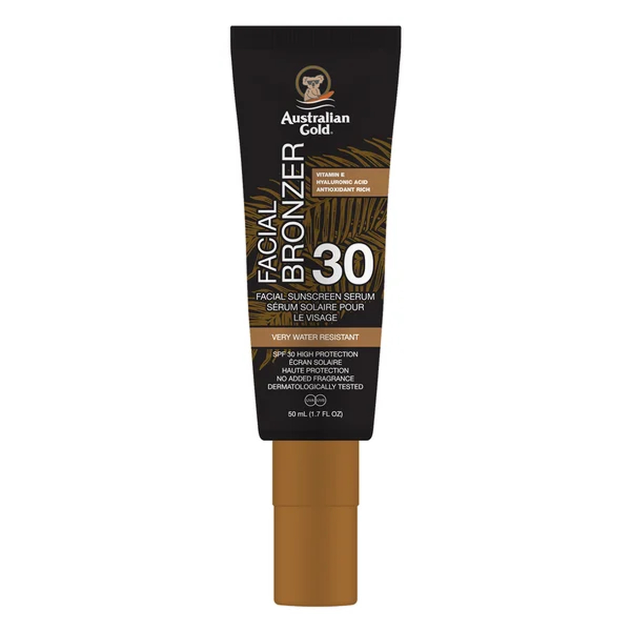 Kobieta nakładająca lekki krem SPF 50 na twarz latem