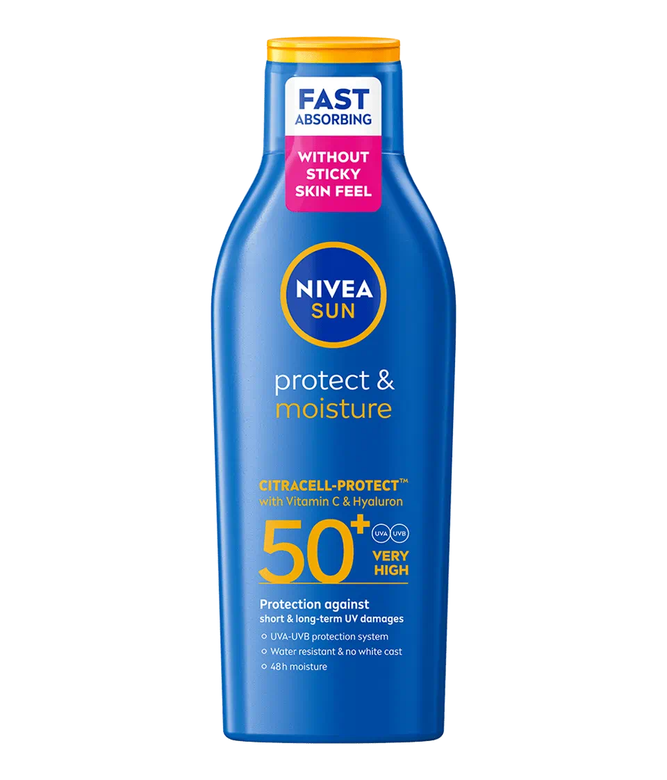 spf-dla-calej-rodziny-najlepsze-produkty Mama nakładająca SPF dziecku na plaży